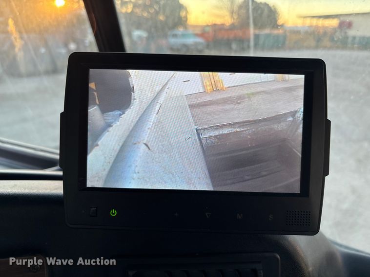 image for item FG1669 2014 Peterbilt 320 refuse truck