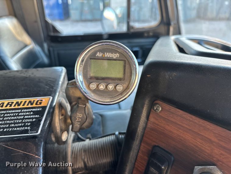 image for item FG1669 2014 Peterbilt 320 refuse truck