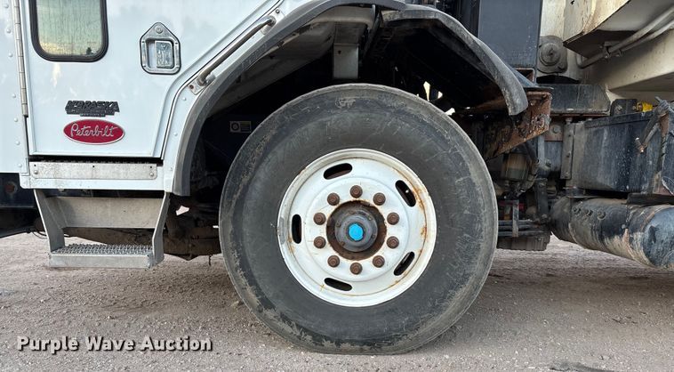 image for item FG1669 2014 Peterbilt 320 refuse truck