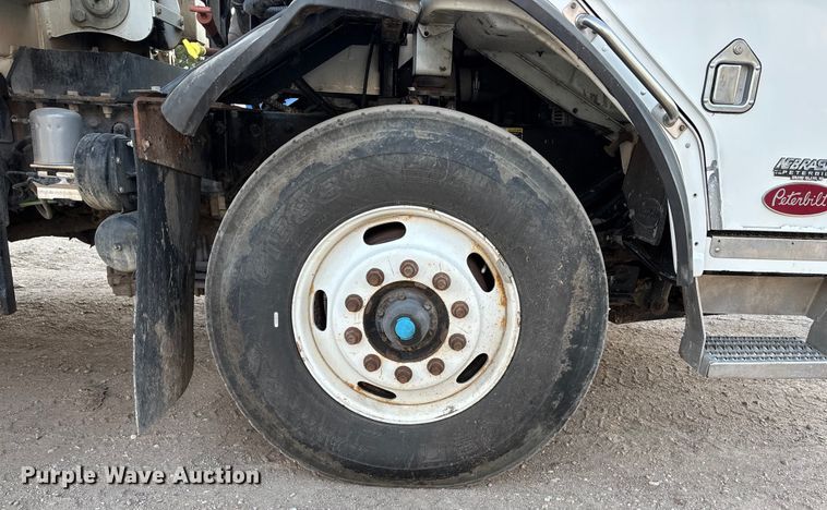 image for item FG1669 2014 Peterbilt 320 refuse truck