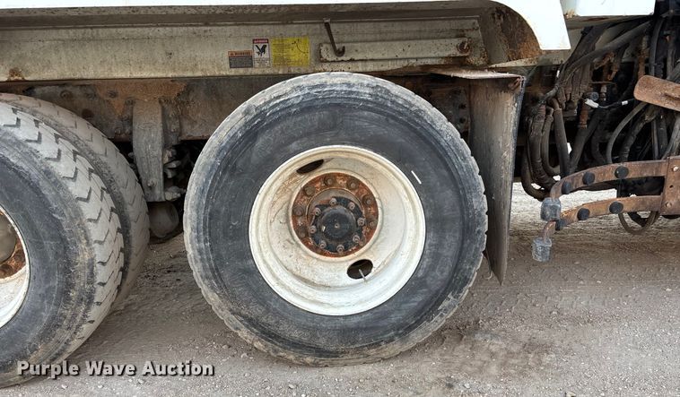 image for item FG1669 2014 Peterbilt 320 refuse truck