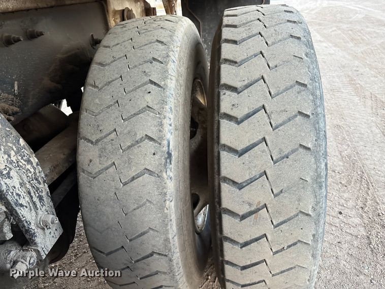 image for item FG1669 2014 Peterbilt 320 refuse truck