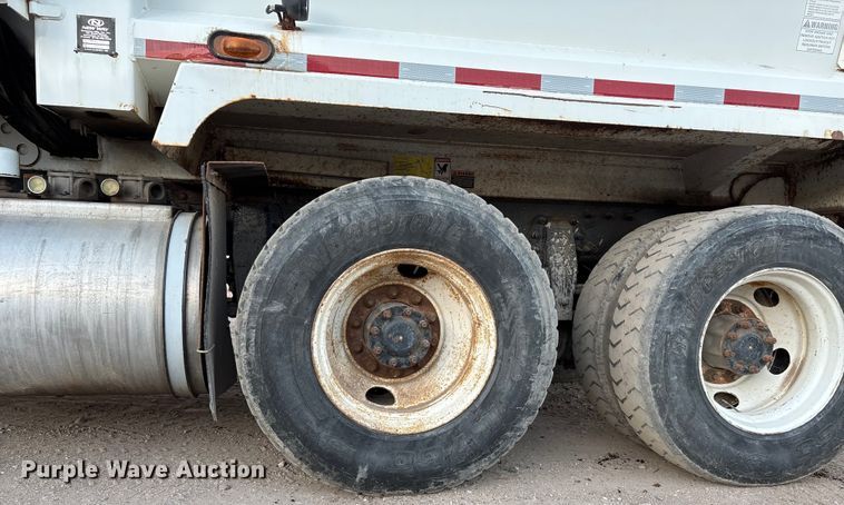 image for item FG1669 2014 Peterbilt 320 refuse truck