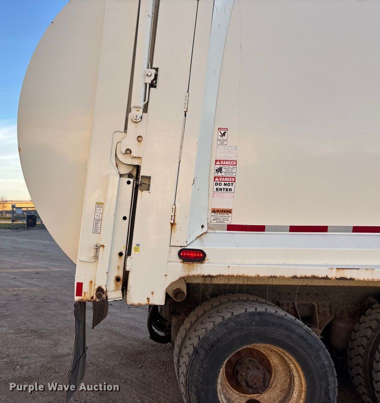 image for item FG1670 2011 Autocar Xpeditor refuse truck