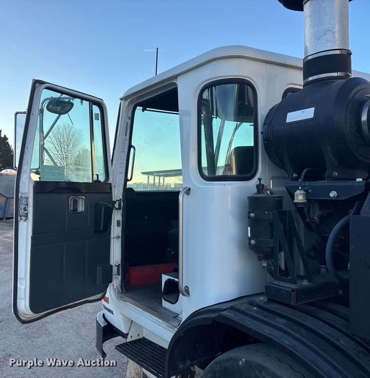 image for item FG1670 2011 Autocar Xpeditor refuse truck