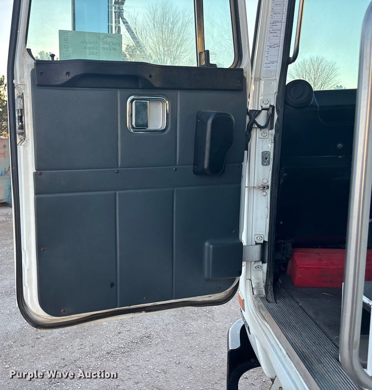 image for item FG1670 2011 Autocar Xpeditor refuse truck