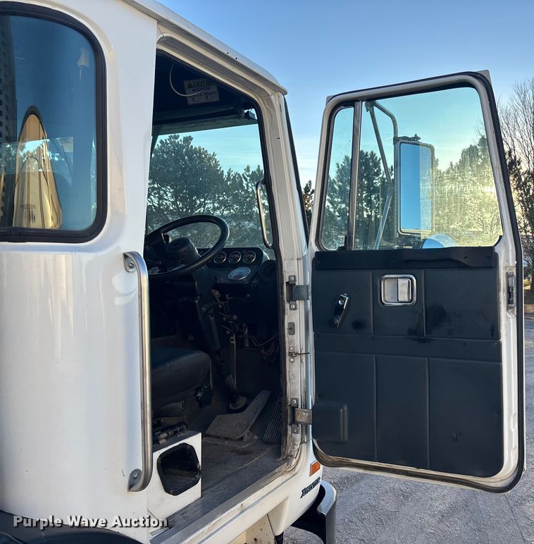 image for item FG1670 2011 Autocar Xpeditor refuse truck