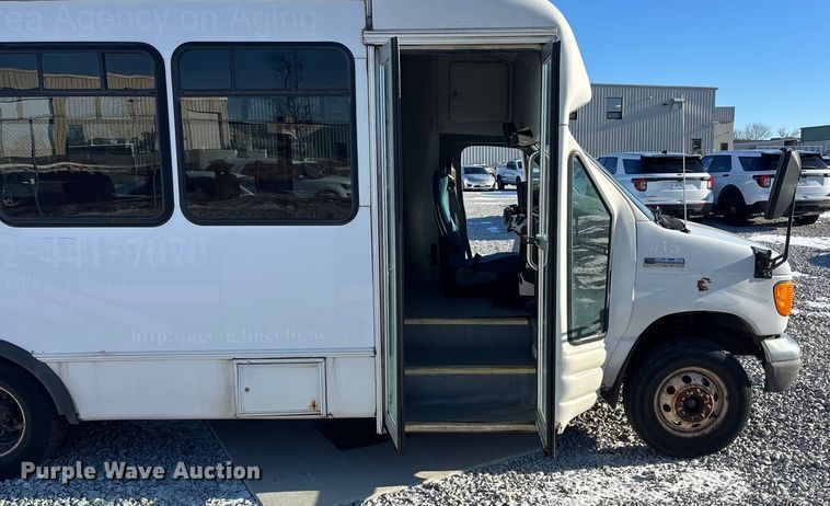 image for item FG1704 2006 Starcraft  E450 Super Duty shuttle bus