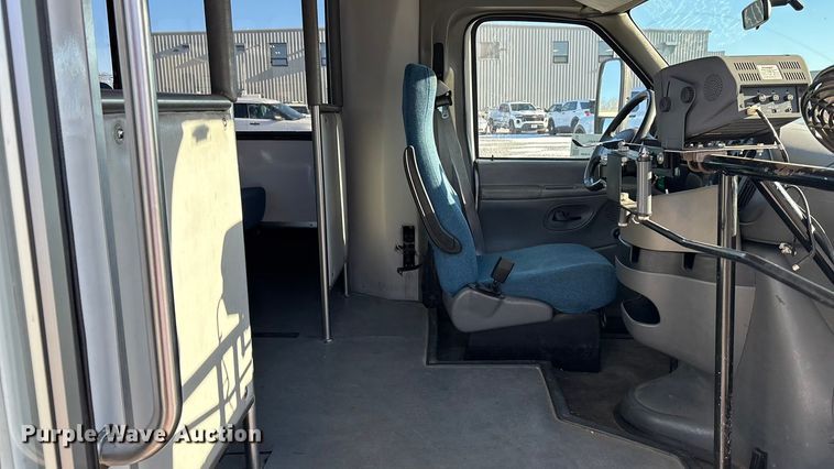 image for item FG1704 2006 Starcraft  E450 Super Duty shuttle bus