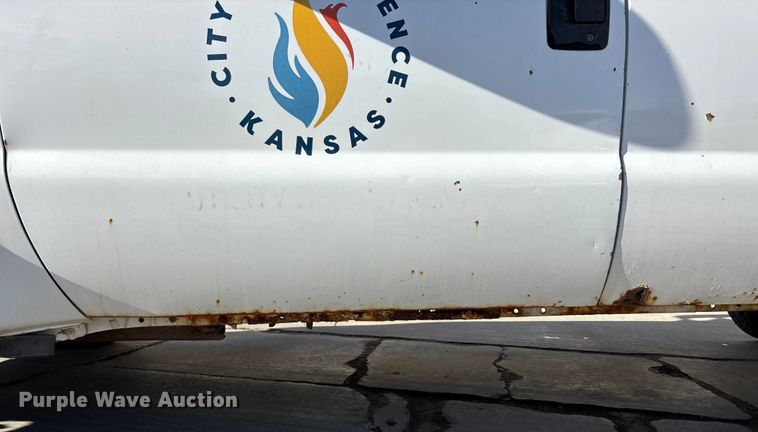 image for item FG1705 2001 Ford F350 Super Duty Ext. Cab flatbed pickup truck