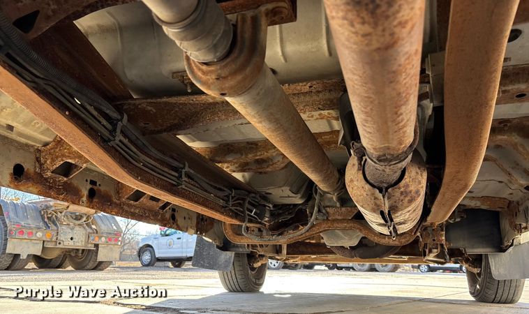 image for item FG1705 2001 Ford F350 Super Duty Ext. Cab flatbed pickup truck