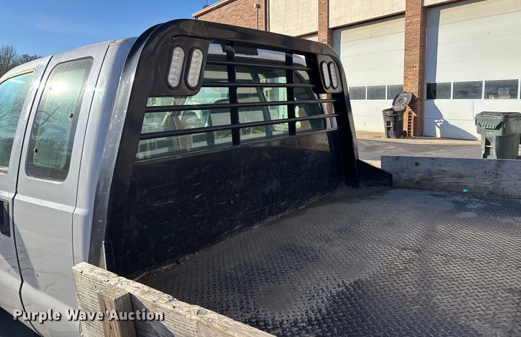 image for item FG1705 2001 Ford F350 Super Duty Ext. Cab flatbed pickup truck