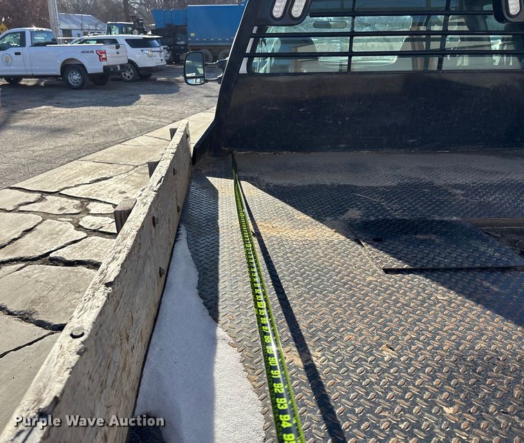 image for item FG1705 2001 Ford F350 Super Duty Ext. Cab flatbed pickup truck