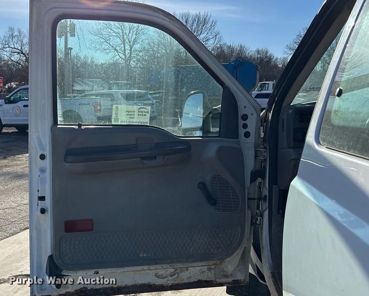 image for item FG1705 2001 Ford F350 Super Duty Ext. Cab flatbed pickup truck