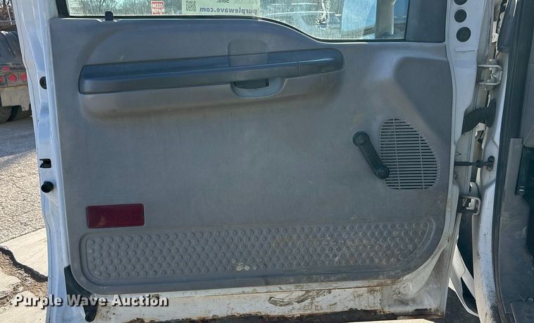 image for item FG1705 2001 Ford F350 Super Duty Ext. Cab flatbed pickup truck