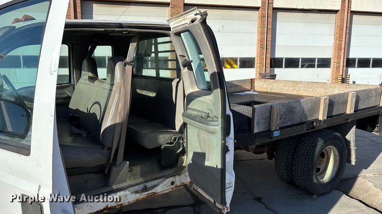 image for item FG1705 2001 Ford F350 Super Duty Ext. Cab flatbed pickup truck