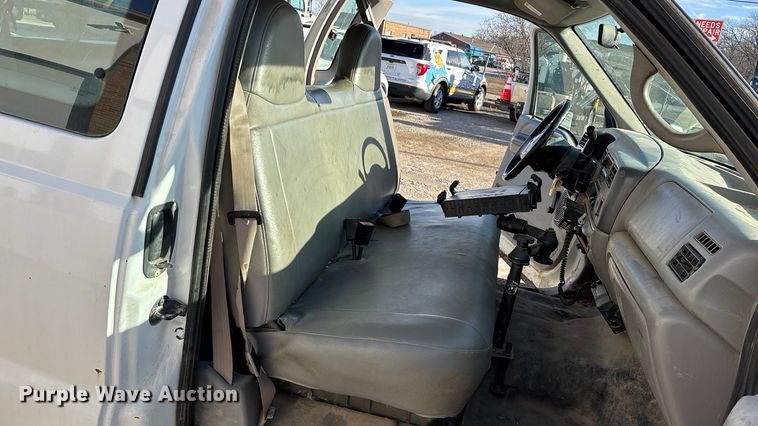 image for item FG1705 2001 Ford F350 Super Duty Ext. Cab flatbed pickup truck