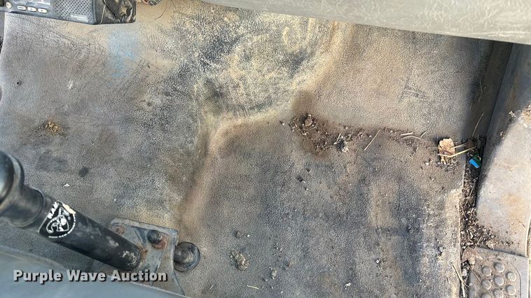 image for item FG1705 2001 Ford F350 Super Duty Ext. Cab flatbed pickup truck