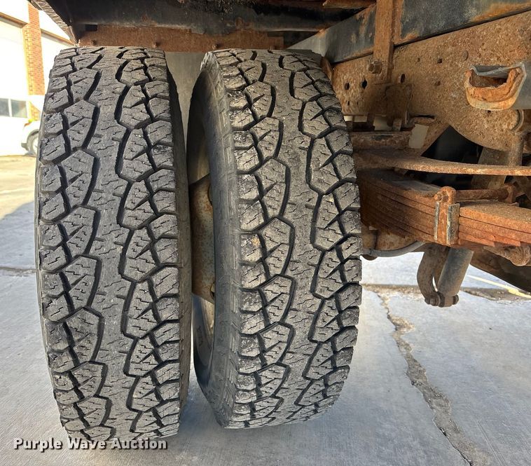 image for item FG1705 2001 Ford F350 Super Duty Ext. Cab flatbed pickup truck