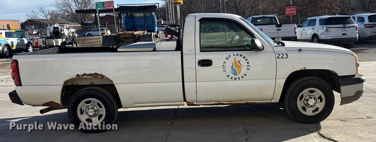 image for item FG1706 2003 Chevrolet Silverado 1500 pickup truck