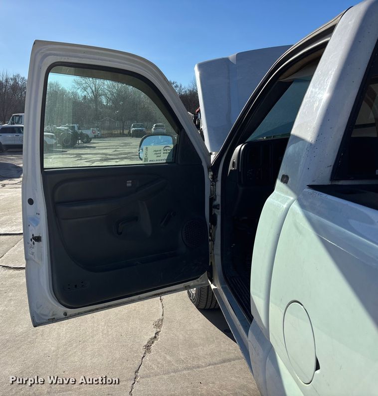 image for item FG1706 2003 Chevrolet Silverado 1500 pickup truck