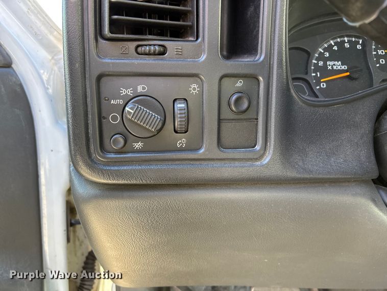 image for item FG1706 2003 Chevrolet Silverado 1500 pickup truck