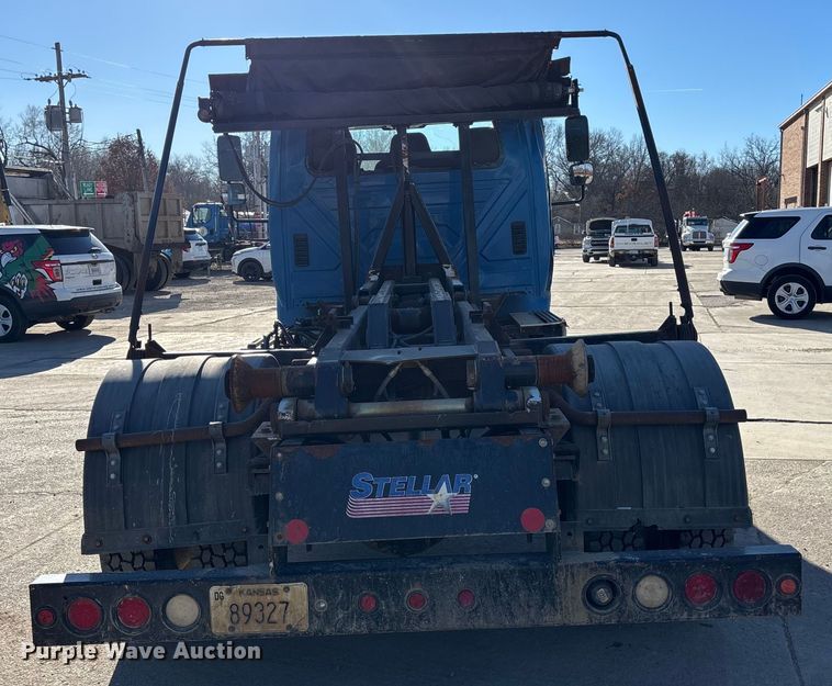 image for item FG1709 2017 International 4900 hook lift truck