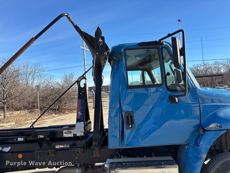 image for item FG1709 2017 International 4900 hook lift truck