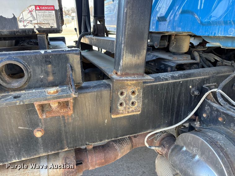 image for item FG1709 2017 International 4900 hook lift truck