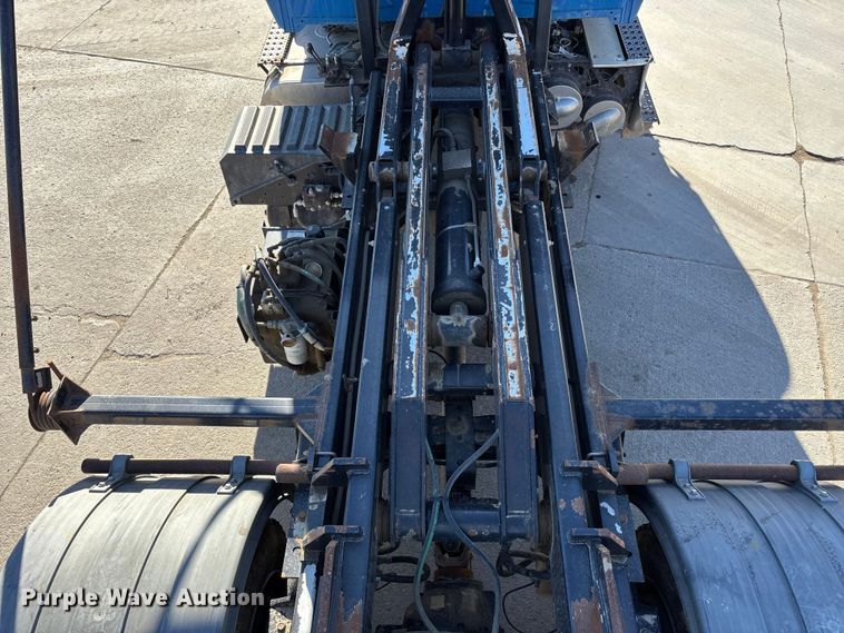 image for item FG1709 2017 International 4900 hook lift truck