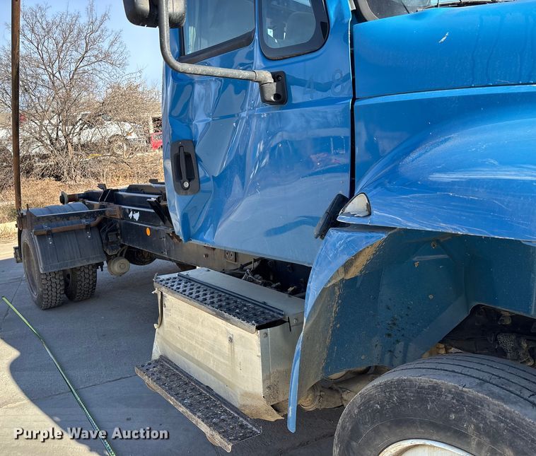 image for item FG1709 2017 International 4900 hook lift truck