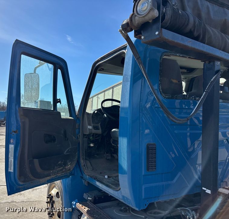 image for item FG1709 2017 International 4900 hook lift truck