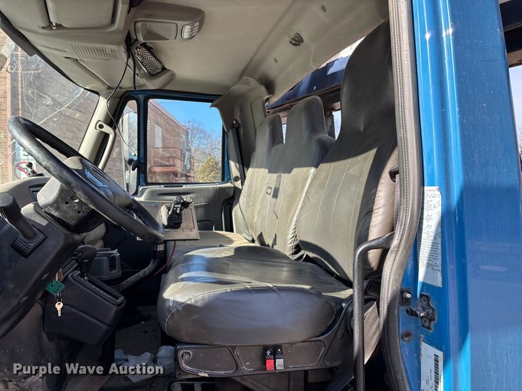 image for item FG1709 2017 International 4900 hook lift truck