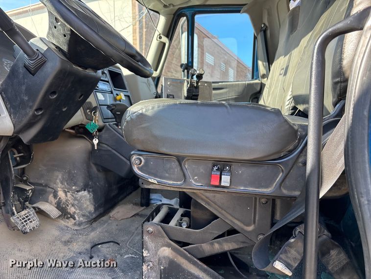 image for item FG1709 2017 International 4900 hook lift truck