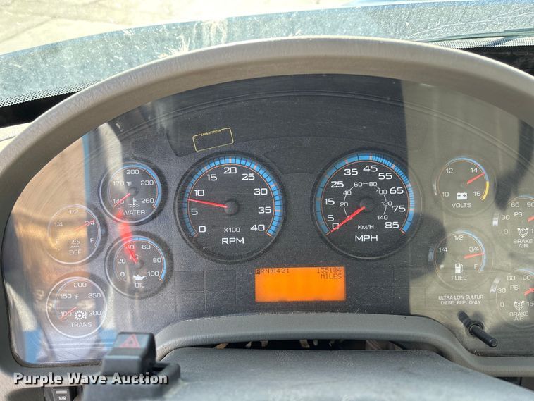 image for item FG1709 2017 International 4900 hook lift truck