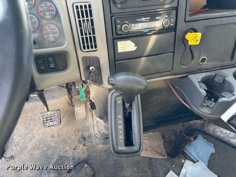 image for item FG1709 2017 International 4900 hook lift truck