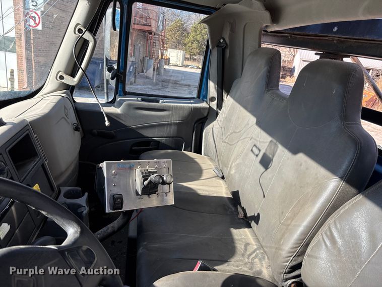 image for item FG1709 2017 International 4900 hook lift truck