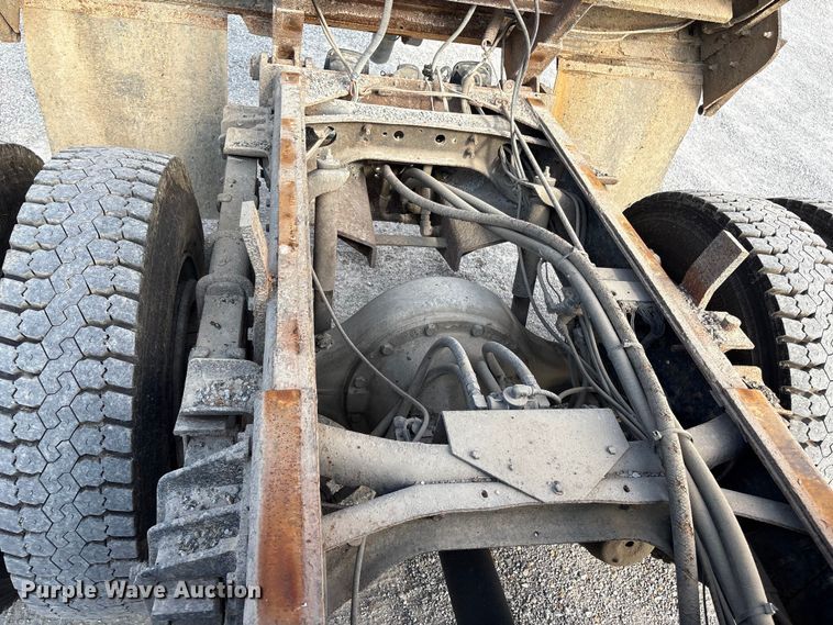 image for item FI0024 2001 International 4700 dump truck
