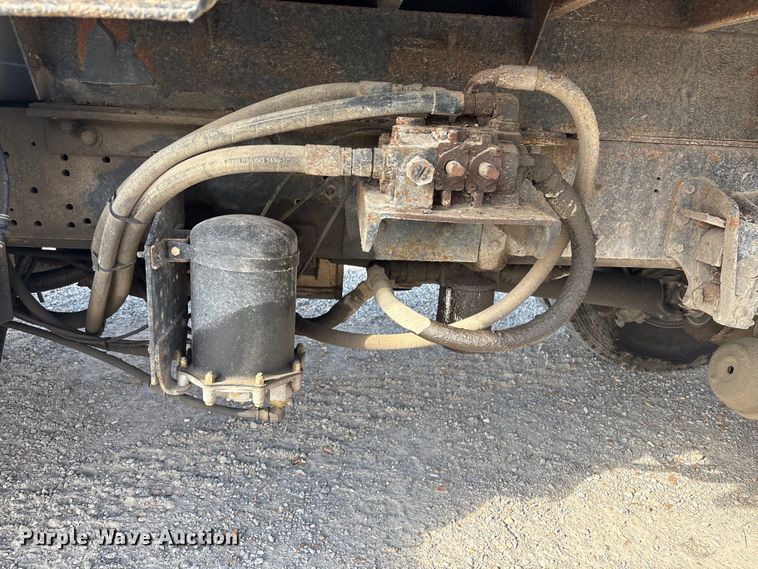 image for item FI0024 2001 International 4700 dump truck