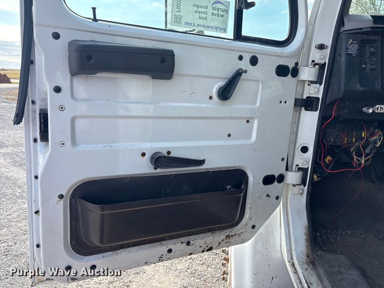 image for item FI0024 2001 International 4700 dump truck