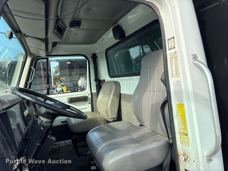 image for item FI0024 2001 International 4700 dump truck