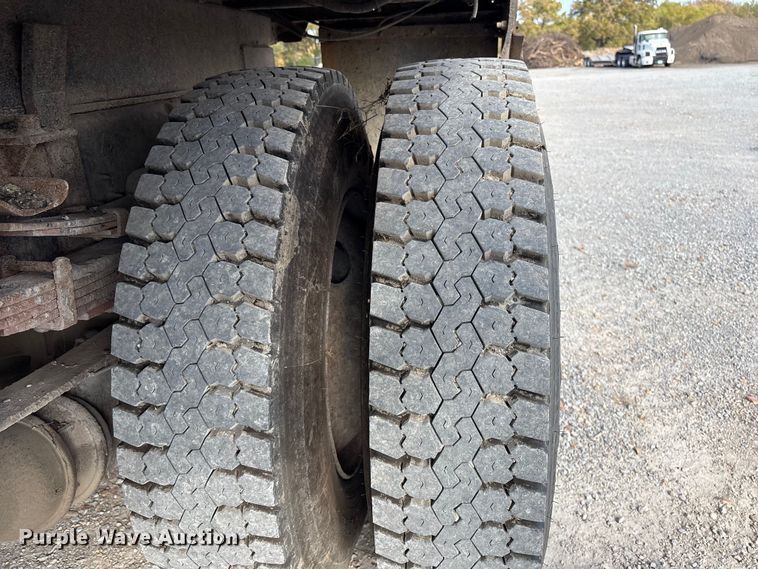 image for item FI0024 2001 International 4700 dump truck