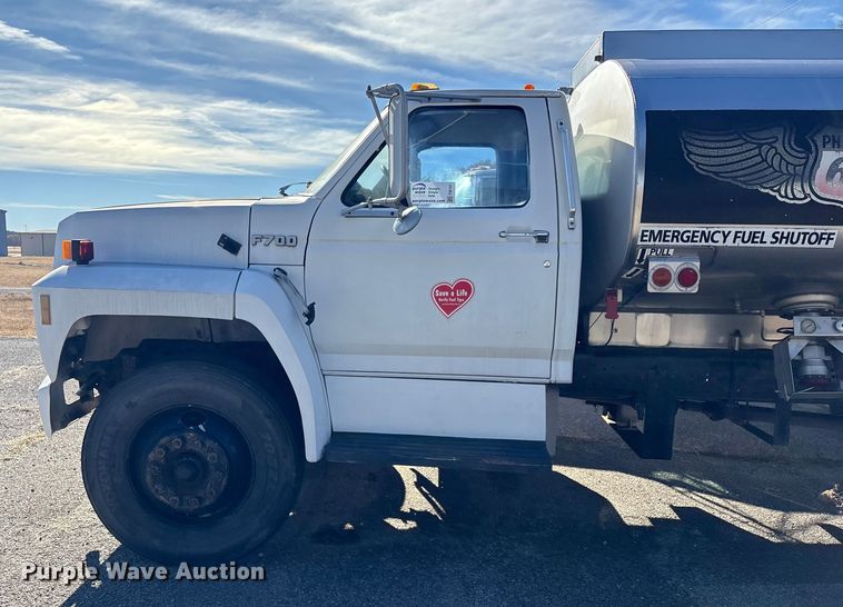 image for item FI0101 1990 Ford F700 fuel truck