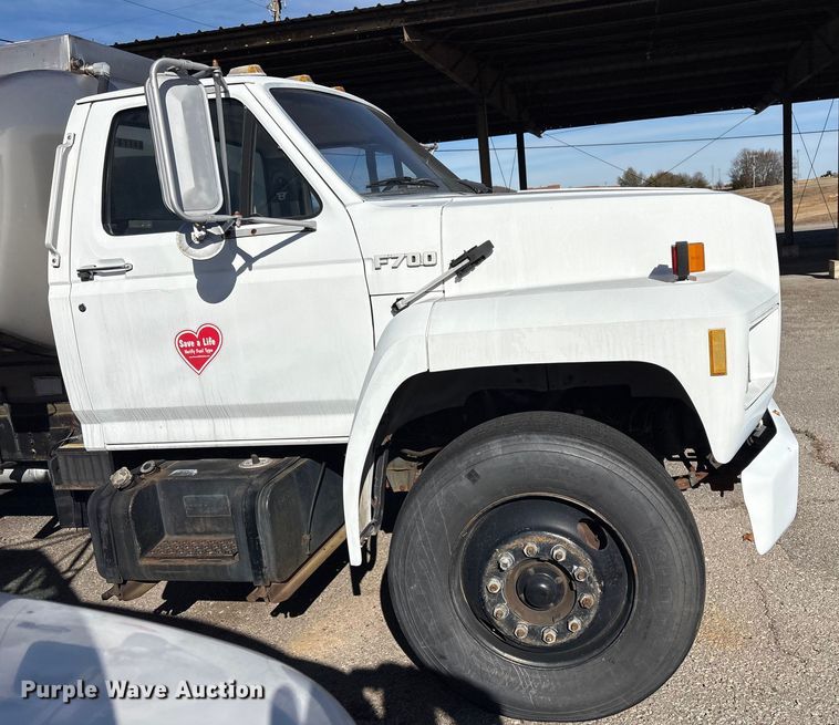 image for item FI0101 1990 Ford F700 fuel truck