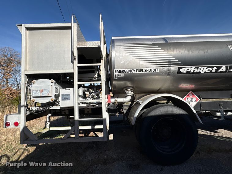 image for item FI0101 1990 Ford F700 fuel truck