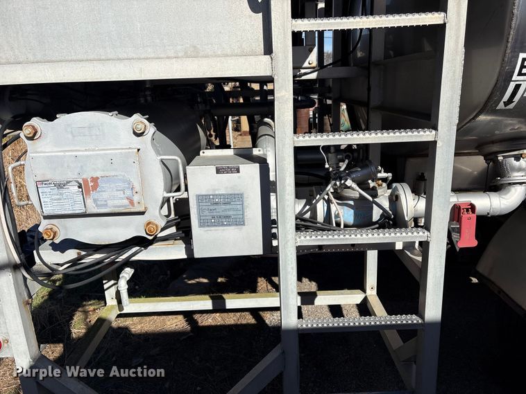 image for item FI0101 1990 Ford F700 fuel truck