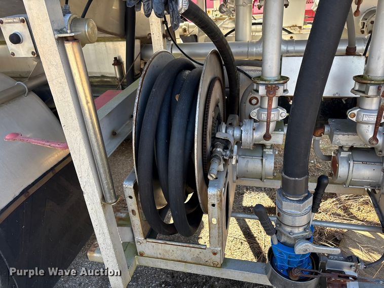 image for item FI0101 1990 Ford F700 fuel truck