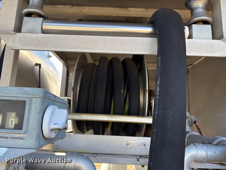 image for item FI0101 1990 Ford F700 fuel truck