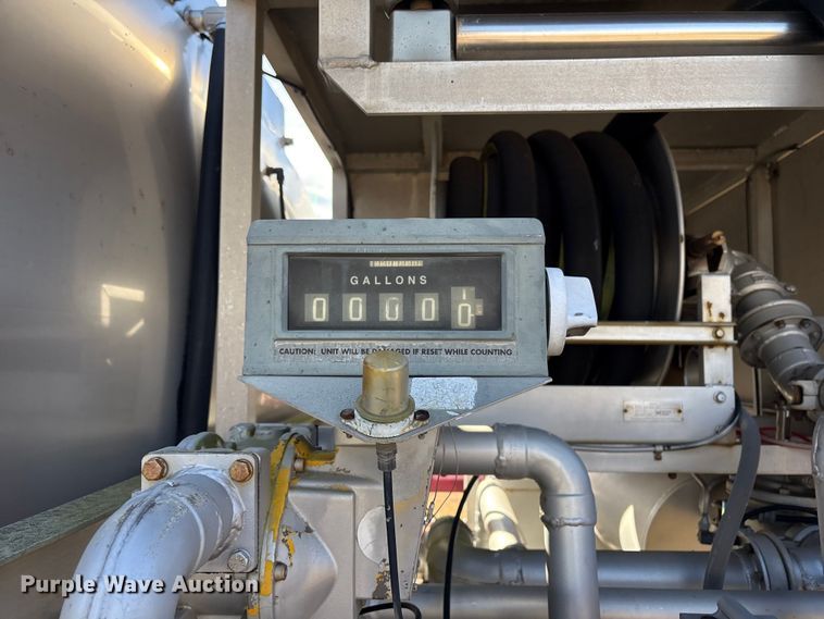 image for item FI0101 1990 Ford F700 fuel truck