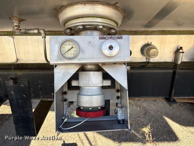 image for item FI0101 1990 Ford F700 fuel truck